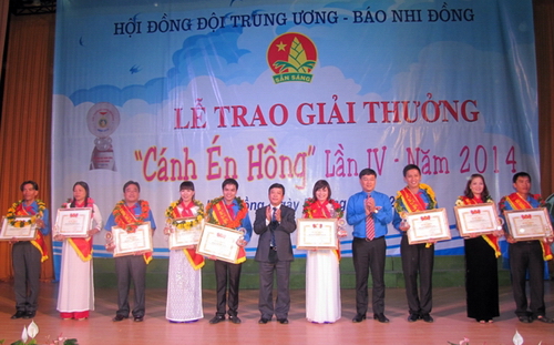 Đồng chí Lê Quốc Phong trao giải 10 giáo viên làm Tổng phụ trách Đội có nhiều thành tích xuất sắc trong công tác Đội và phong trào thiếu nhi